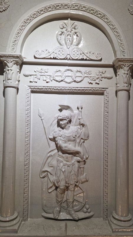 Рельефная скульптурная ниша с фигурой в историческом стиле — примеры лепного декора, представленные в музее «Керамарх».