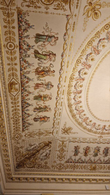 Детальный кадр фрагмента потолочной росписи и лепнины в Юсуповском дворце: золото, пастельные тона и изящные узоры по всей поверхности.