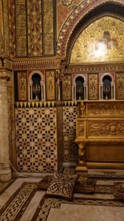 Мозаичные и резные элементы в одном из залов дворца: восточные мотивы и украшенные нишы с деревянными и мраморными деталями декора.