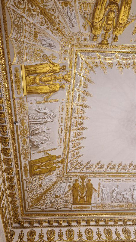 Потолочная композиция с золотыми фигурами и орнаментом в одном из парадных залов Юсуповского дворца — сочетание барочной и классической стилистики в отделке.