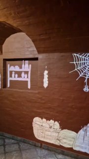 Инсталляция в подвале или экспозиции музея: графические изображения и декор, создающие атмосферу исторического интерьера экспозиции.