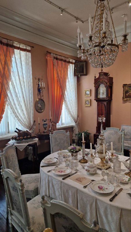 Столовая с накрытым столом: сервировка, столовые приборы и арзамасский гусь как символ собраний литературного братства.