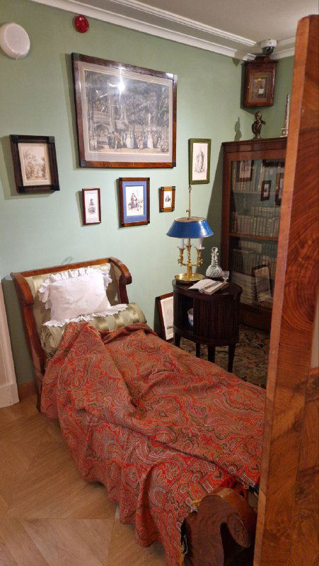 Небольшая спальня или комната на антресолях с кроватью и текстилем — место, где останавливался Александр Сергеевич во время визитов.