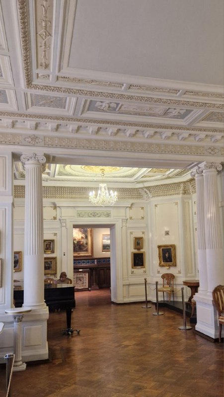 Парадный зал усадьбы с искусной лепниной и декоративным потолком: архитектурный интерьер здания 1896 года в Серпуховском музее Усадьба Мараевых.