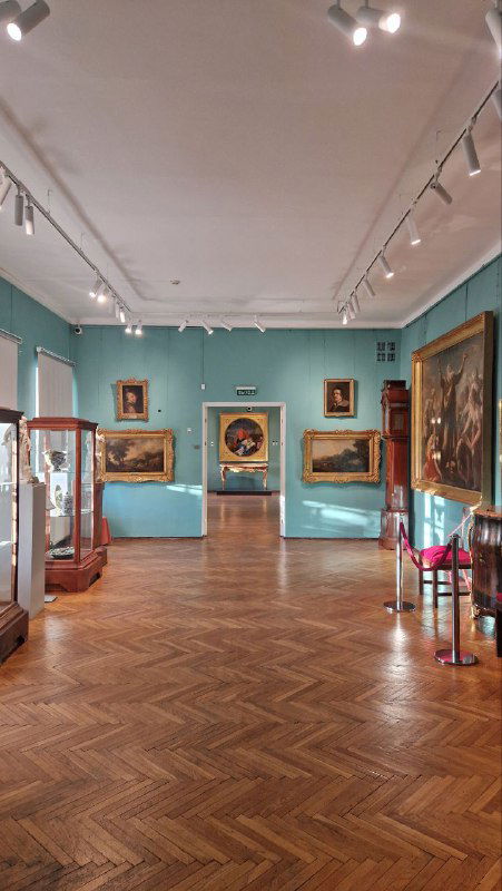 Галерейный зал с бирюзовыми стенами и паркетным полом, картины XIX века развешены по периметру — обзор экспозиционного пространства Усадьбы Мараевых.