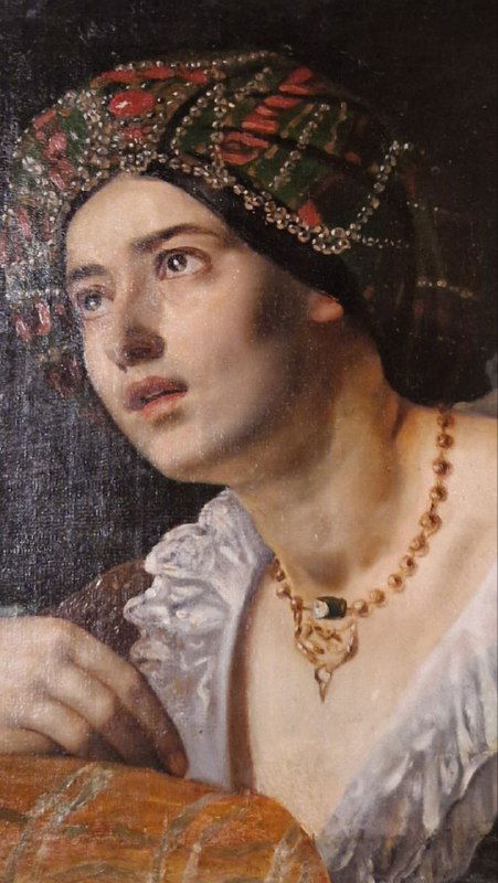 Крупный план портрета женщины с выразительными глазами и богато украшенным головным убором — фрагмент живописи из коллекции музея Усадьбы Мараевых (Серпухов).