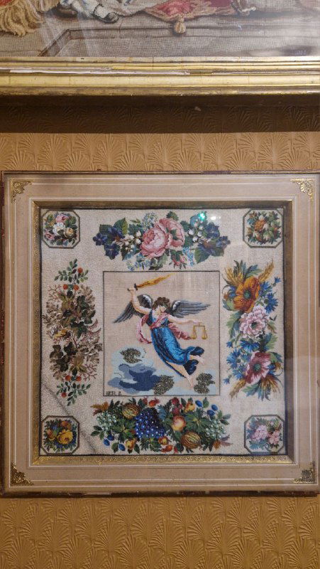 Рамочная вышивка 'Синяя птица' из мельчайшего бисера в декоративной раме — пример детализированной работы в коллекции музея.