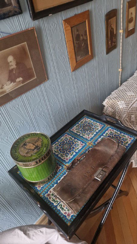 Детальный вид на шкатулку и коробочку на столике, вышивку и мелкие предметы быта — экспонаты, передающие домашнюю атмосферу начала XX века.