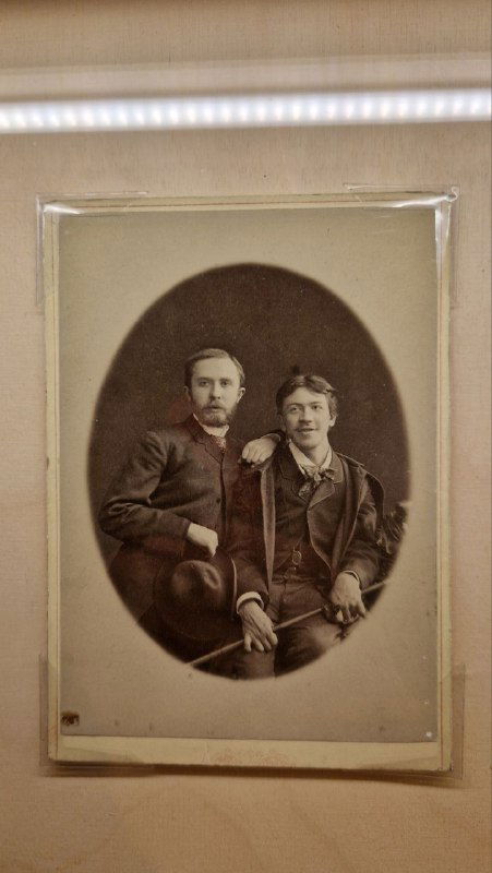 Чёрно-белая историческая фотография в раме: портретная композиция двух человек, экспонат из музейной коллекции, демонстрирующий семейные архива