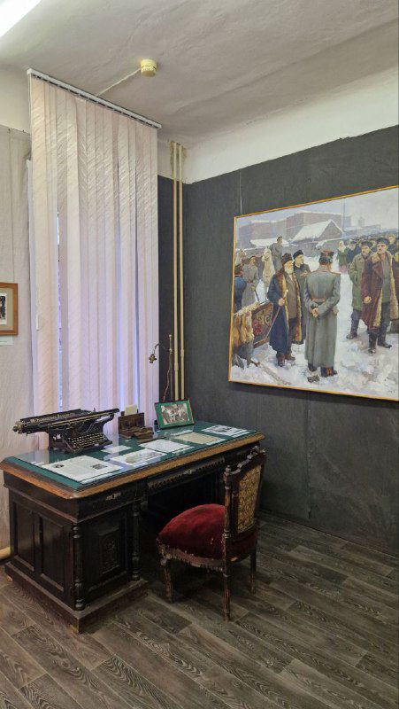 Рабочее место с письменным столом, печатной машинкой и авторской картиной на стене — музейная инсталляция, отражающая быт и творчество региона.