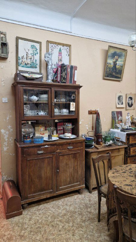 Кухонная и столовая музейная витрина с кухонной мебелью ипосудой, демонстрирующая быт рабочих семей конца XIX — начала XX века в Орехово-Зуеве.