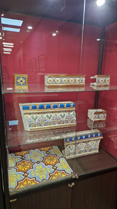 Витрина с коллекцией ликино-дулёвского фарфора: шкатулки, декоративные элементы и образцы декора, демонстрирующие два века фарфорового производства.