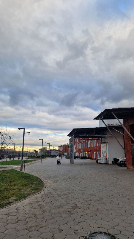 Набережная Орехово-Зуево с пешеходной дорожкой: современные элементы благоустройства, лавочки и вид на реконструированные корпуса.