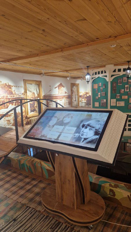 Интерактивная витрина и сенсорный стенд в тёплом деревянном зале музея Цветаевых, фотографии и экспонаты на фоне расписных панелей