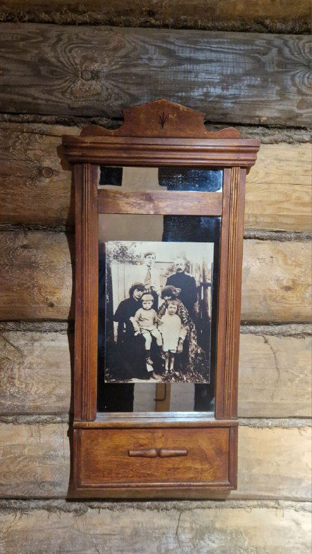 Старинная семейная фотография Марины и Анастасии Цветаевых с родственниками в деревянной рамке, выставленный экспонат в музее