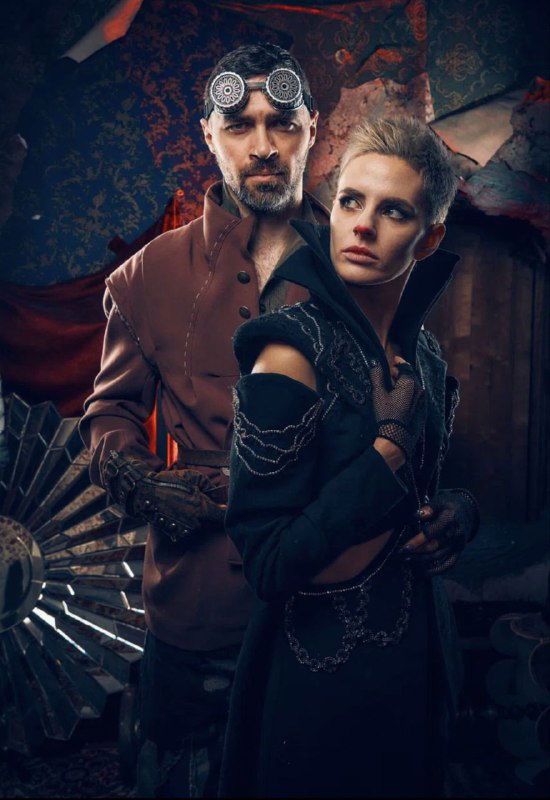 Дуэт актёров в ретро-стиле на фоне сложной механической декорации, световые акценты подчёркивают драматическую композицию кадра.