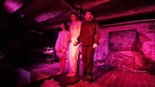 Три актёра на сцене под красно-фиолетовым светом в момент финального выстраивания; композиция создаёт ощущение судорожной разрядки и кульминации спектакля.