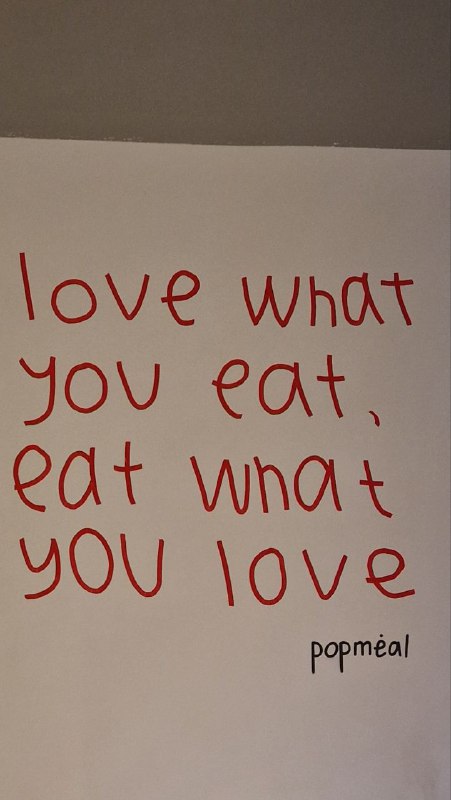 Стена с надписью «love what you eat, eat what you love» в зоне Popmeal: графичная фраза над прилавком, подчёркивающая концепцию полезной еды в пространстве.