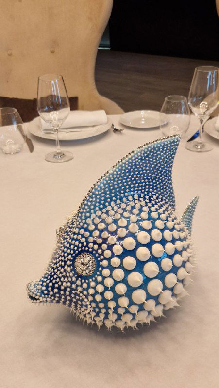 Декоративная керамическая большая рыбка в интерьере Peshi — дизайнерский объект, подчёркивающий морскую тематику ресторана.