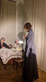 Две актрисы у столика во время эмоциональной сцены: взаимодействие персонажей, жесты и атмосфера семейной драмы в интерьере усадьбы.