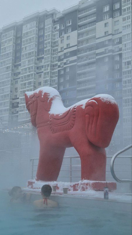 GREMM — городской курорт с открытым бассейном
