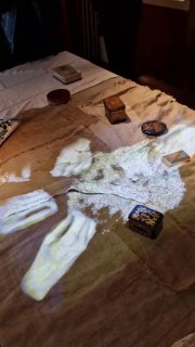 Стол с проекцией, развёрнутыми картами и предметами, создающими звуково-визуальную атмосферу и ощущение «рассказывающего» пространства.