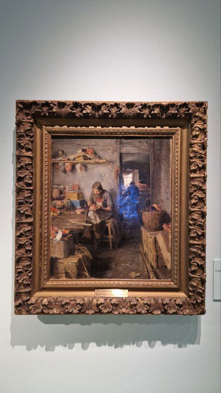 Живописная сцена в раме на стене зала, подробности картины и музейная подсветка на выставке «Под маской» в Музее русского импрессионизма.