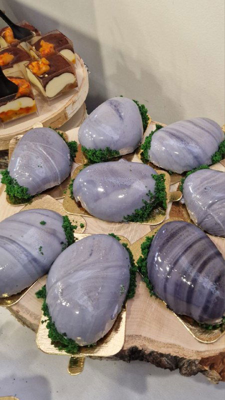 Блюда и канапе на белой тарелке: фуршетный стол с авторскими закусками и десертами во время пресс‑завтрака в РГО.