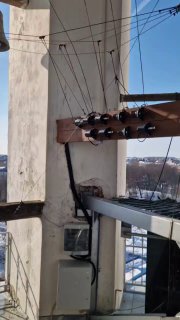 Технические элементы на уровне колокольни: провода, механизмы и часть автоматизированной системы управления колоколами, кадр из видеоэкскурсии.