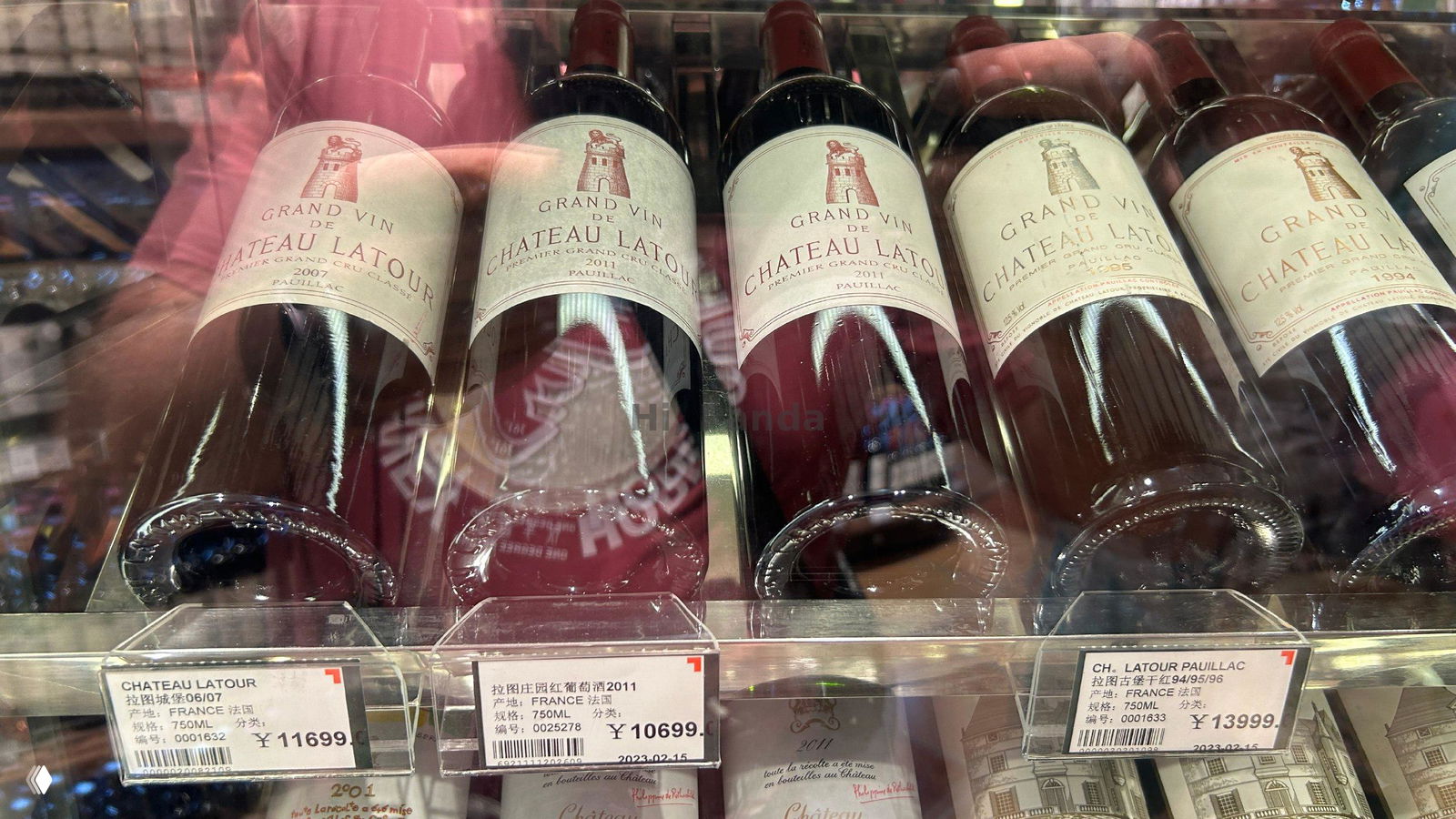 Бутылки корейского соджу и фруктовых ликёров на нижней полке с яркими этикетками и ценниками — примеры доступного ассортимента в магазине ТЦ «Лето».