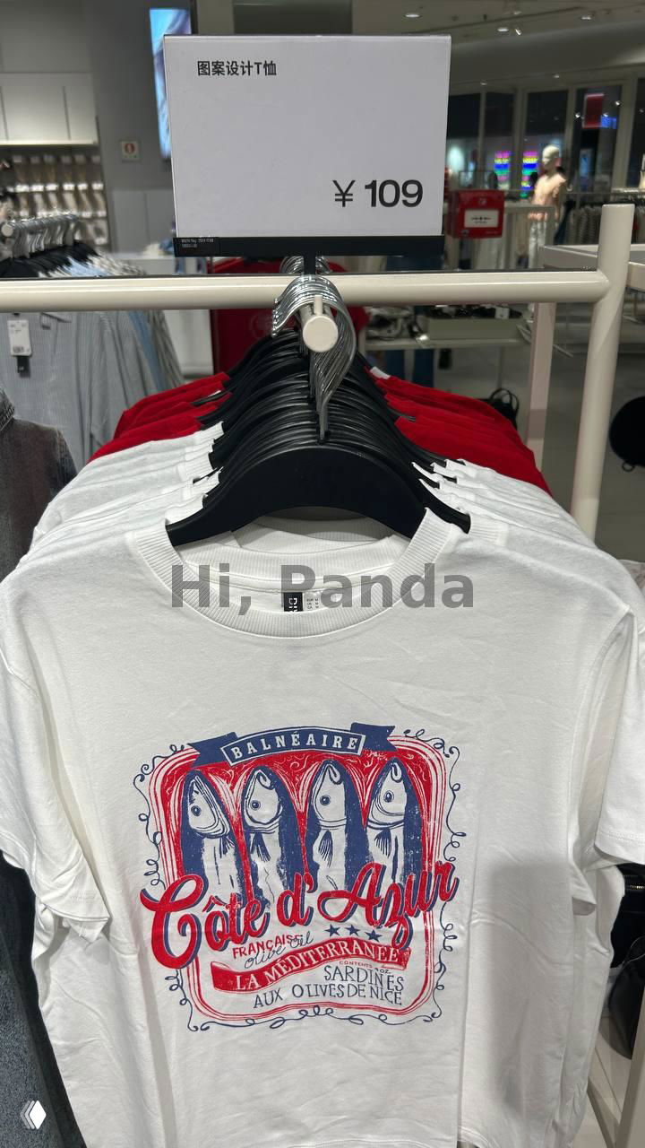 Ряд белых футболок на вешалках под табличкой с ценой ¥109 в отделе H&M внутри ТЦ Mangrove Tree Sanya; общая выкладка одежды и ценовая табличка хорошо видны.