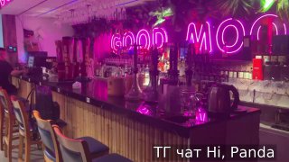 Барная зона на третьем этаже ресторана Poco Loko с неоновым оформлением, стойкой и барными стульями — атмосфера вечера в кадре.