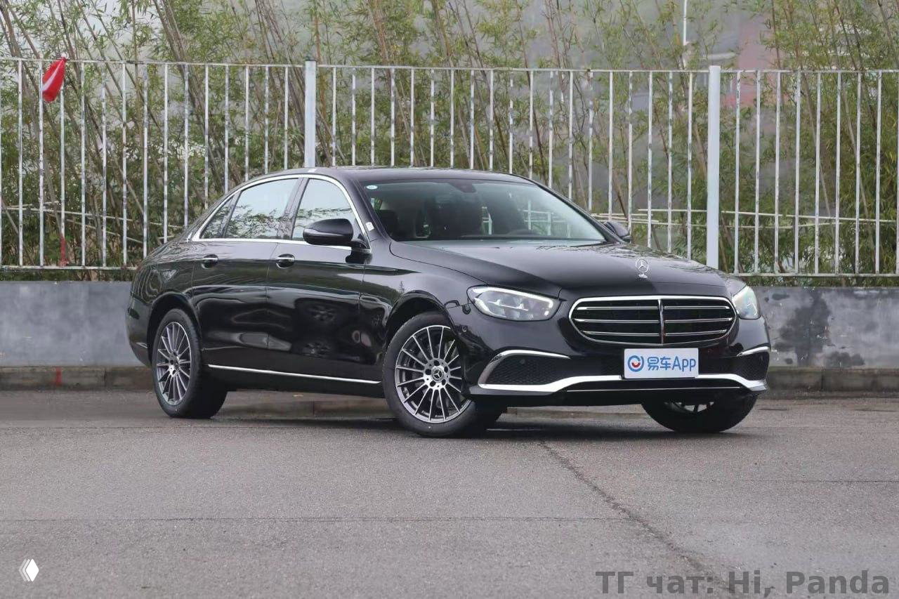 Чёрный седан Mercedes, вид под углом на стоянке: подчёркнуты хромированные элементы, дизайн бамперов и отражения окружающей городской среды на кузове.