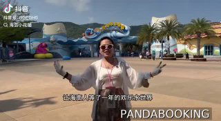 Входная зона парка и ведущая: улыбающаяся женщина на фоне ворот и пальм, атмосфера парка развлечений и приветствие посетителей у Fuli.