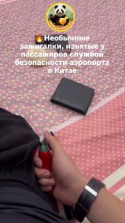 Рука пассажира держит красную зажигалку у трапа самолёта на фоне ручной клади; кадр показывает изъятие зажигалок службой.