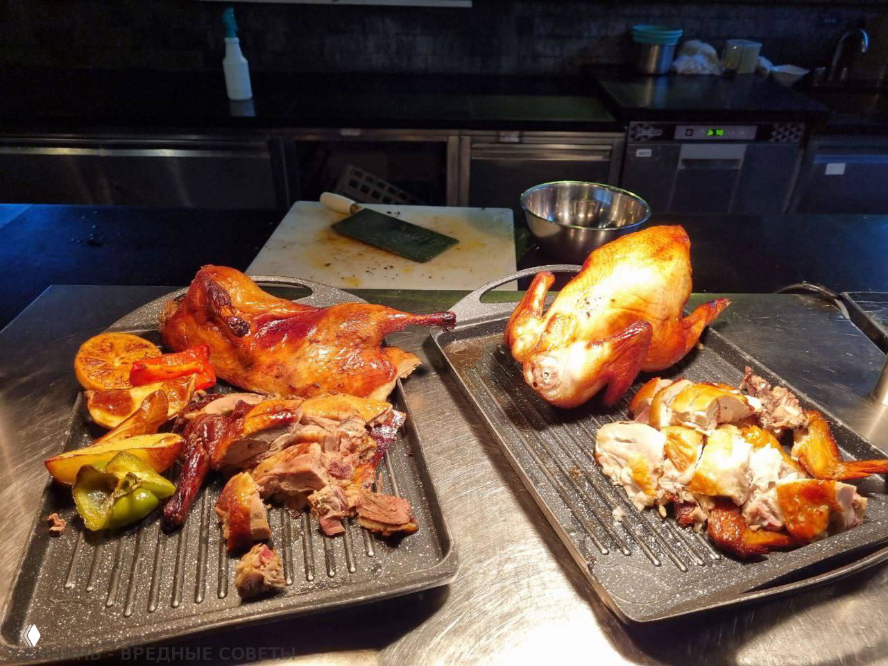 Станция карвинга с запечённой уткой и другим жареным мясом на гриле в зоне шведского стола Pullman Oceanview Sanya Bay Resort, подносы с нарезанным мясом и приправами.