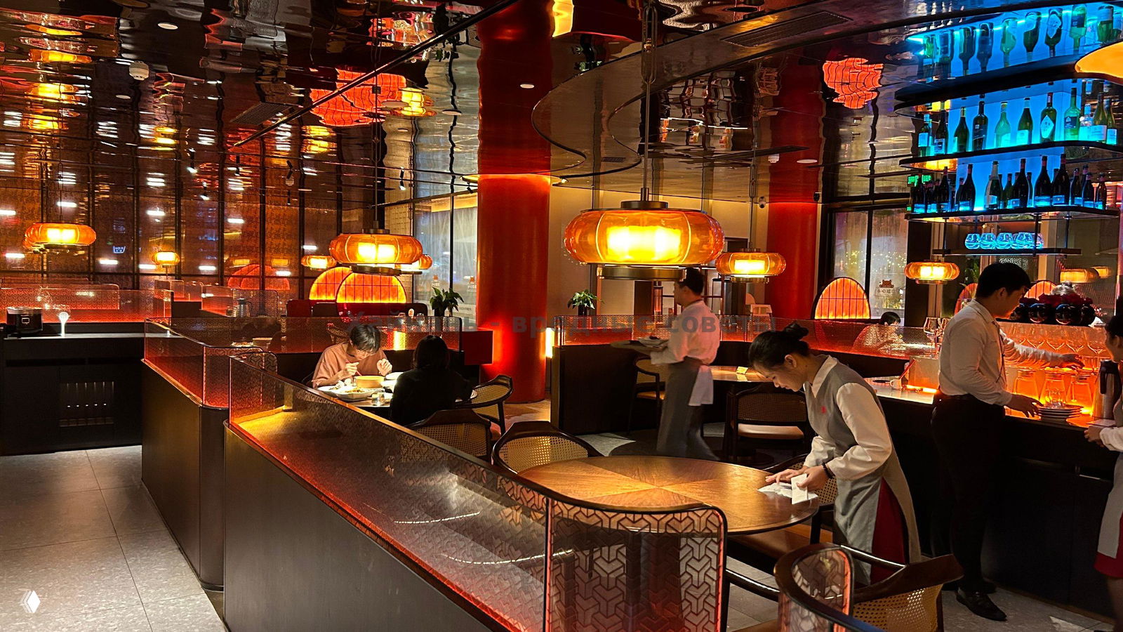 Интерьер ресторана 1981: тёплое освещение, столики и официанты в белой форме, атмосфера уютного вечернего заведения.