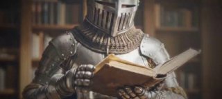 Рыцарь в латах читает раскрытую книгу на фоне книжных полок и стола — метафора учёбы и роста профессиональных навыков.