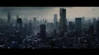 Кадр из проморолика: мрачный городской пейзаж с высотками, дымкой и тёмным небом — атмосферный фон для динамичного экшена.