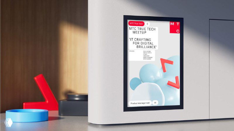 Панель с визуалом МТС True Tech в интерьерном кадре: мягкие шарообразные 3D‑объекты, фирменные акценты и минималистичная композиция в окружении.