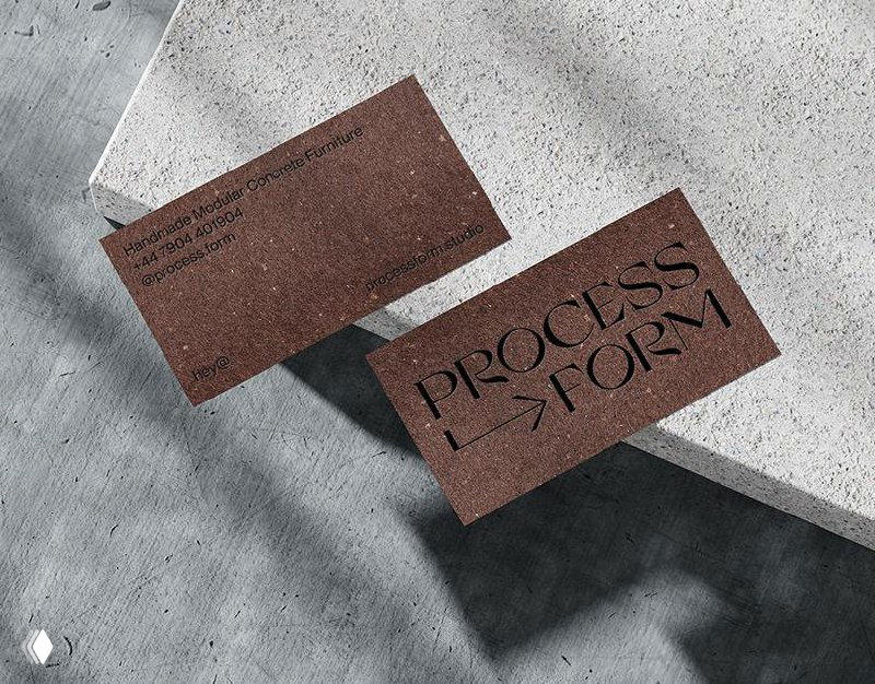 Визитные карточки тёмно-коричневого оттенка с крупной контрастной типографикой и фирменным направлением «process->form».