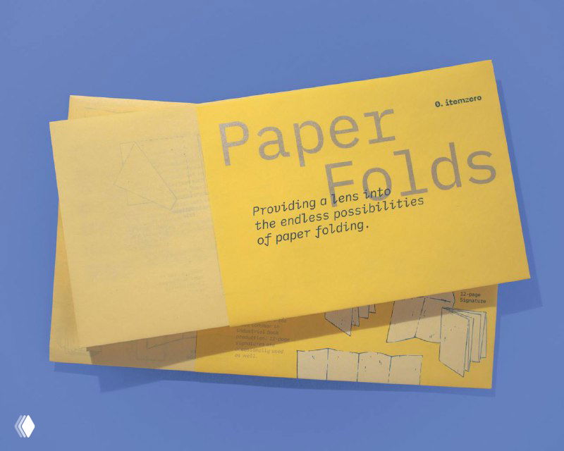 Жёлтые листы и буклеты с заголовком «Paper Folds» на синем фоне; примеры фальцовки, демонстрация возможных форм и вариантов работы с бумагой