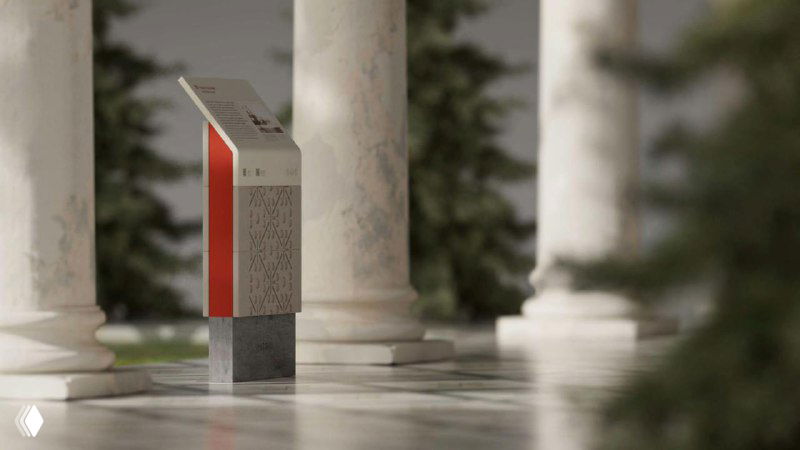 Низкий информационный киоск с наклонной панелью и декоративным узором по бокам — пример стойки-информатора для пешеходов.