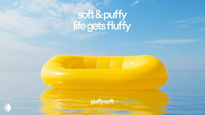 Постер PuffySoft: ярко-жёлтый надувной диван на фоне моря с надписью «soft & puffy», настроение лёгкости и игры в визуале бренда.