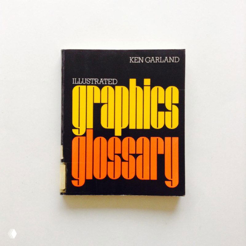 Фотография чёрной обложки книги 'Graphics Glossary' с крупным жёлтым заголовком, контрастный дизайн шрифта на белом фоне.