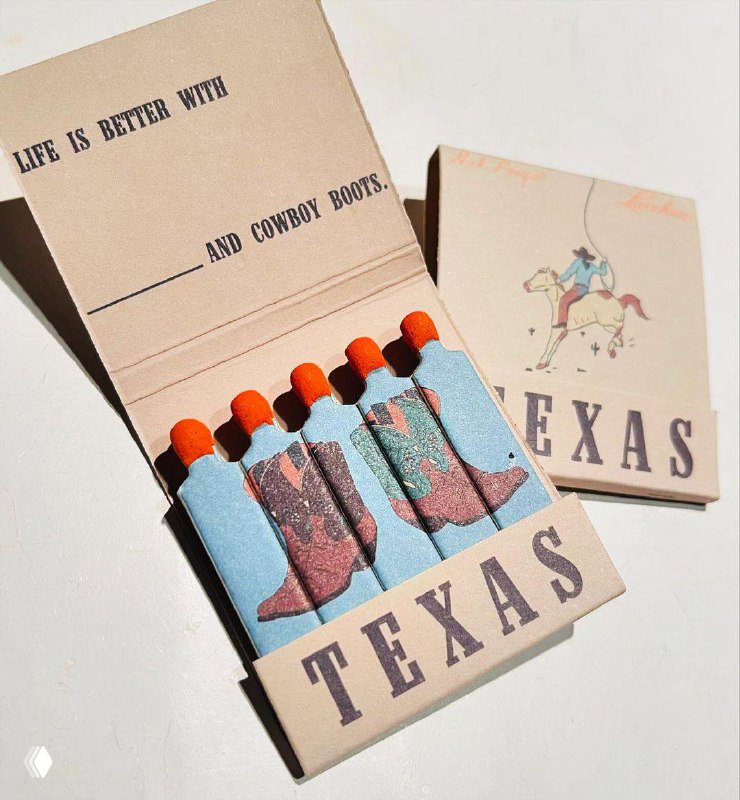 Коробок спичек с принтом ковбойских сапог и текстом TEXAS, каждая спичка окрашена в виде миниатюрного сапога — декоративный ретро‑мотив и упаковка в пастельных тонах.