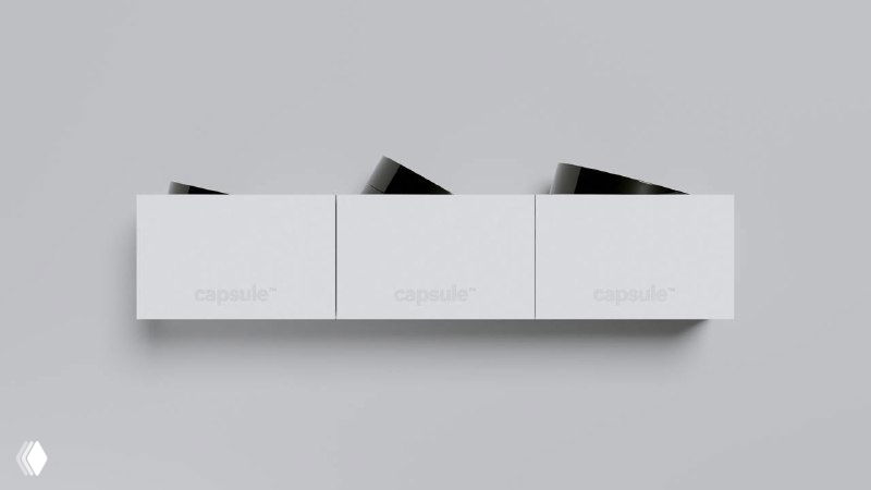 Перспективный вид трёх белых коробок Capsule с тонким лого на светло‑сером фоне; строгая геометрия и сдержанная палитра упаковки.