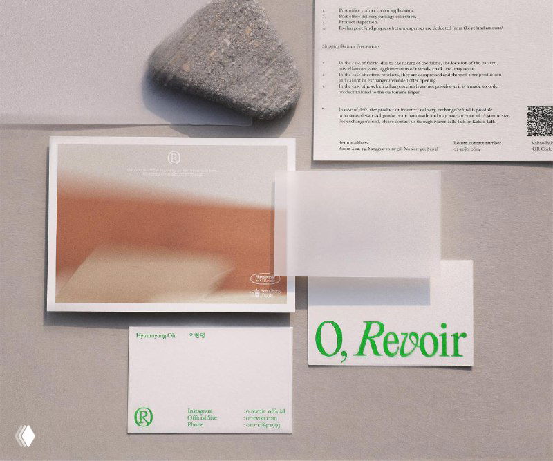 Макет спецматериалов O,Revoir: открытки и конверты с логотипом и приглушённым моушен‑блюром, демонстрирующие фирменную упаковку и стиль.