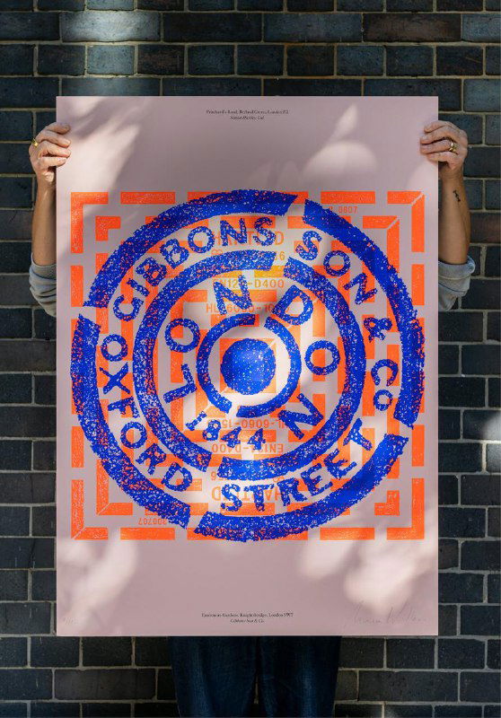 Плакат с крупным оттиском люка, яркое сине-оранжевое комбинированное тиснение на пастельном фоне — графическое исследование форм и текстур.