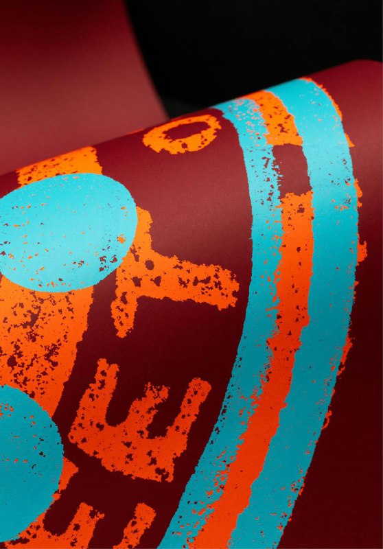 Крупный план цветной печати на бумаге: текстура краски, следы тиснения и характерное зерно оттиска люка в ярко-красочно-голубой гамме.